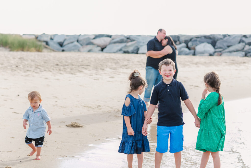 family with four kids, beach setting, beach photos, mini session tips for photographers