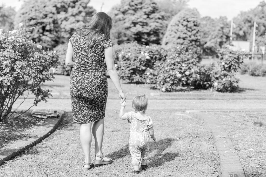 spring mother daughter photos, black and white walking picture